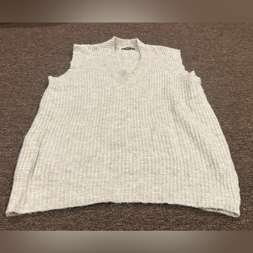 EUC Dunnes Sz M Women's Cream Knit Sleeveless V neck  Sweater Vest